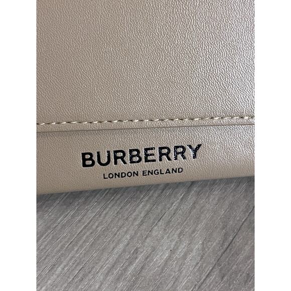 NWT Burberry Cat Eye Sunglasses – Full Set – Leather Tan Case – Logo Arms - Picture 6 of 6